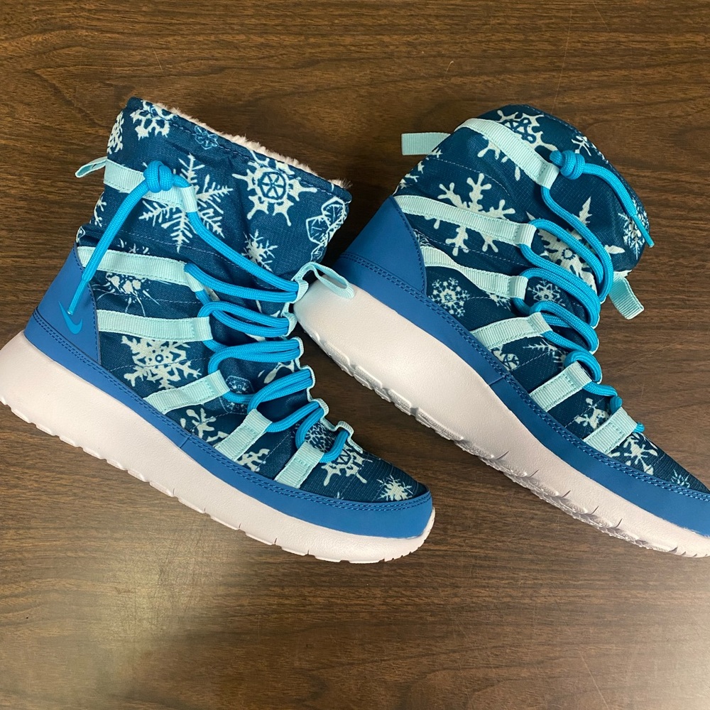 Nike Roshe One Hi Snowflake Print  Boots size 5